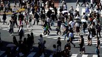 Orang-orang yang memakai masker untuk mencegah penyebaran COVID-19 meyeberang jalan di Shibuya, Tokyo, Jepang, Jumat (3/7/2020). Jepang mengangkat darurat pandemi selama tujuh minggu pada akhir Mei, sebagian besar kegiatan sosial dan bisnis sejak itu telah kembali dimulai. (AP Photo/Eugene Hoshiko)