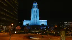 Balai Kota Los Angeles menyala biru, Los Angeles, Amerika Serikat, Jumat (10/4/2020). Balai Kota dan beberapa landmark Los Angeles menyala biru untuk menunjukkan dukungan kepada petugas medis mengahadapi virus corona COVID-19. (AP Photo/Mark J. Terrill)