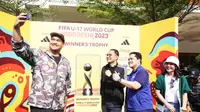 Menpora RI Dito Ariotedjo saat berswafoto di depan trofi Piala Dunia U-17 2023 bersama ketum PSSI Erick Thohir di Surabaya (Liputan6.com/Dian Kurniawan)