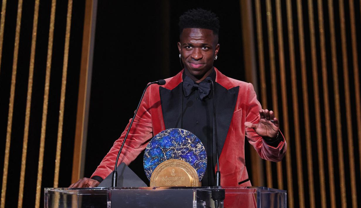 Bintang Real Madrid, Vinicius Junior saat menerima Socrates Award dalam malam penghargaan Ballon d'Or 2023 di Theatre du Chatelet di kota Paris, Prancis, Selasa (31/10/2023) dini hari WIB. (FRANCK FIFE / AFP)