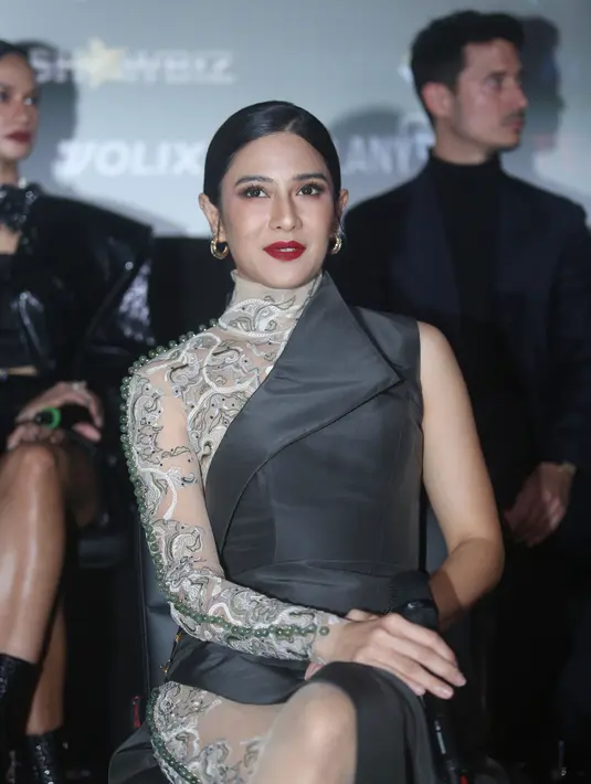 Gaun ini terdiri jumpsuit transparan dengan bordir silver di seluruh bagian. Hian Tjen menyematkan beads emerald di sepanjang lengan jumpsuit. [dok. Kapanlagi/Bayu Herdianto]
