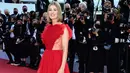 Rosamund Pike tampil di red carpet Cannes Film Festival 2021 dalam balutan gaun tulle merah dari Dior. Gaun ini didesain sendiri oleh Maria Grazia Chiuri. Foto: Document/Dior.