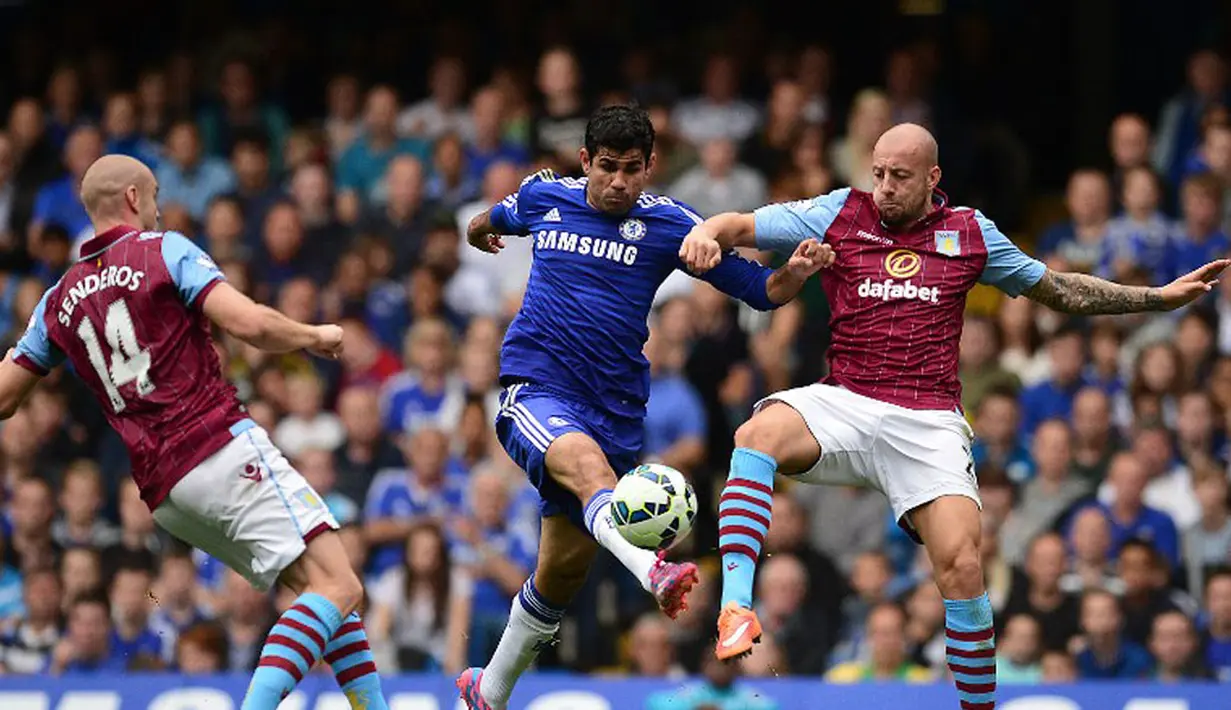 Dua pemain Aston Villa, Alan Hutton (kanan) dan Philippe Senderos, mencoba menahan penyerang Chelsea, Diego Costa, saat berlaga di lanjutan Liga Primer Inggris di Stadion Stamford Bridge, London, (27/9/2014). (AFP PHOTO/Carl Court)