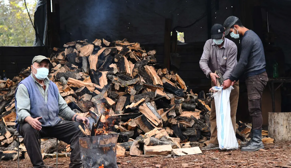 Para pekerja mengepak kayu bakar di sebuah bengkel kerja di Damaskus, ibu kota Suriah, pada 23 November 2020. Warga Suriah mengumpulkan kayu bakar untuk menghadapi cuaca dingin. (Xinhua/Ammar Safarjalani)