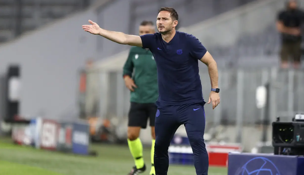 Pelatih Chelsea, Frank Lampard menginstruksikan pemainnya saat bertanding melawan Bayern Munchen pada leg kedua babak 16 besar Liga Champions di Allianz Arena, Jerman (8/8/2020). Munchen menang 4-1 atas Chelsea dan melaju ke perempat final dengan aggregat skor 7-1. (AP Photo/Matthias Schrader)