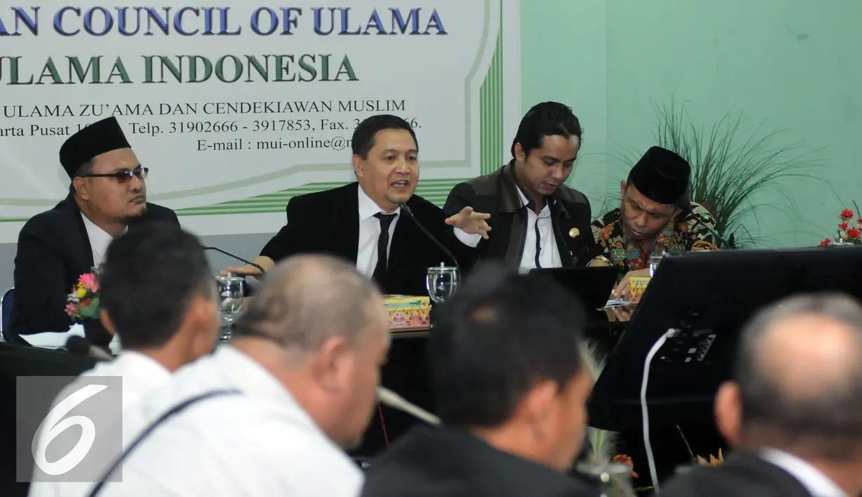 Koordinator Tim Advokasi Pandangan dan Sikap Keagamaan MUI, Ahmad Yani (kedua kiri) memberi keterangan usai menggelar pertemuan di Jakarta, Senin (14/11). Pertemuan untuk merumuskan pandangan dalam membantu fatwa MUI. (Liputan6.com/Helmi Fithriansyah)