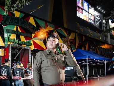 Polisi berjaga setelah kebakaran besar melanda sebuah bar di Bangkok, Thailand, Senin, 13 Juli 2026. (AFP/ Chanakarn Laosarakham)