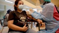 Vaksinasi ibu hamil di Unair Surabaya. (Dian Kurniawan/Liputan6.com)