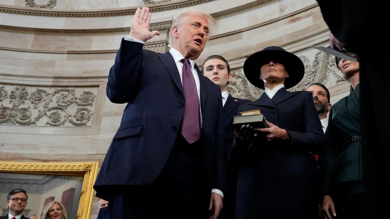 FOTO: Momen Donald Trump Ucap Sumpah saat Dilantik Jadi Presiden Amerika Serikat, Posisi Tangan Jadi Sorotan