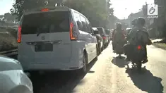 Arus lalu lintas menjelang lebaran H-1 tampak padat merayap di Sumedang, Jawa Barat.