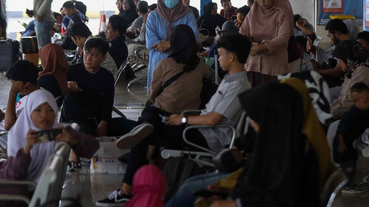 Penumpang menunggu keberangkatan bus di Terminal Terpadu Pulo Gebang, Jakarta, Kamis (23/5/2024). Pada momen libur panjang Waisak, Terminal Pulo Gebang mengalami lonjakan penumpang menuju kota-kota di Jawa dan Sumatera.&nbsp;Foto: Liputan6.com/Herman Zakh