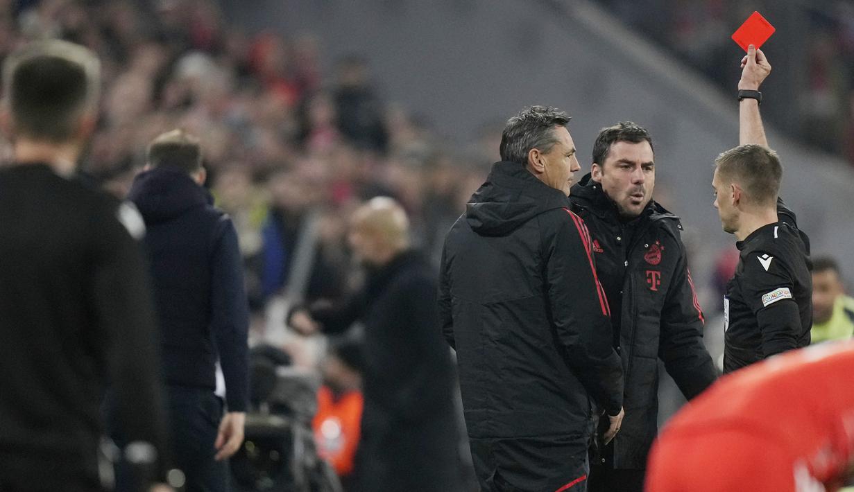 Wasit memberikan kartu merah kepada pelatih Bayern Munchen, Thomas Tuchel, saat melawan Manchester City pada babak perempat final leg kedua Liga Champions di Allianz Arena, Kamis (20/4/2023). (AP Photo/Matthias Schrader)