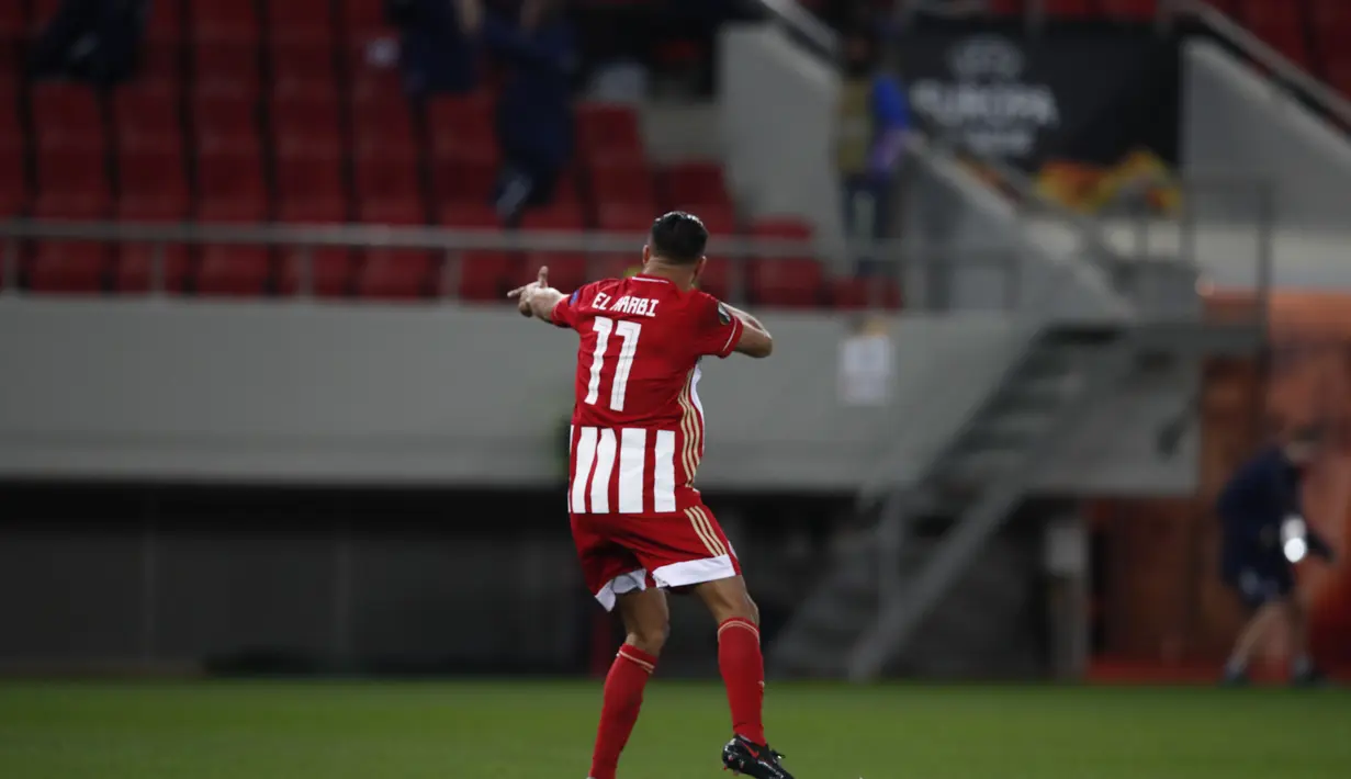 Penyerang Olympiakos,Youssef El-Arabi berselebrasi usai mencetak gol ke gawang Arsenal pada pada leg pertama babak 16 besar Liga Europa di stadion Georgios Karaiskakis, Athena, Jumat (12/3/2021). Tiga gol di markas Olympiakos menjadi modal penting Arsenal untuk laga selanjutnya. (AP Photo/Thanassis