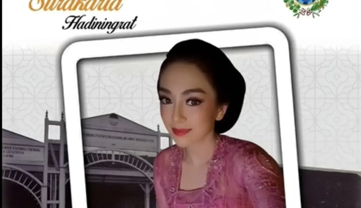 Kedua anak Celine turut menemani sang ibu dalam acara Royal Banquet. Mereka tampil sopan dan ceria, ikut menikmati nuansa keagungan tradisi Solo yang ditampilkan dalam acara yang penuh makna ini.  [Foto: instagram/ Celine Evangelista]