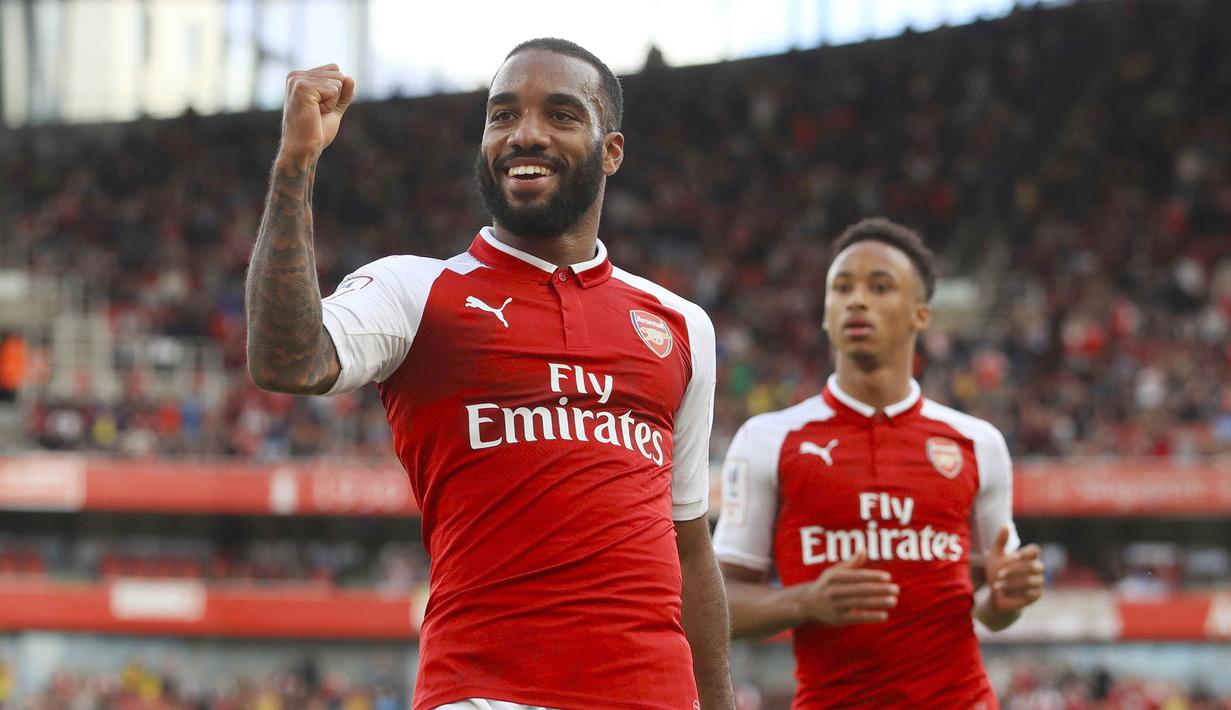 Striker Arsenal, Alexandre Lacazette, melakukan selebrasi usai mencetak gol ke gawang Sevilla pada laga turnamen Piala Emirates yang berlangsung di Stadion Emirates, Minggu (30/7/2017). Arsenal takluk 1-2 dari Sevilla. (AP/John Walton)