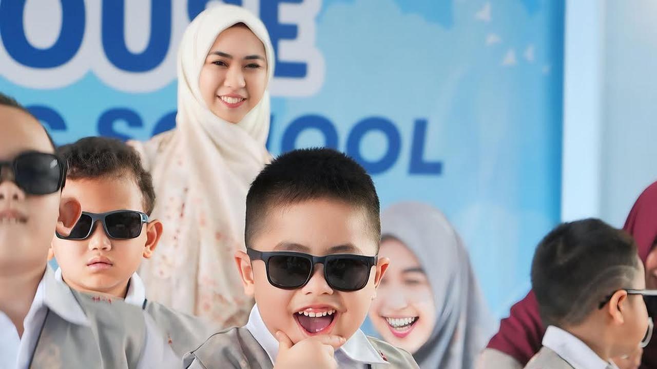 Sepulang dari Mesir, 5 Momen Haru Oki Setiana Dewi Saat Sulaiman Sang Putra Ceria Kembali ke Sekolah di Indonesia