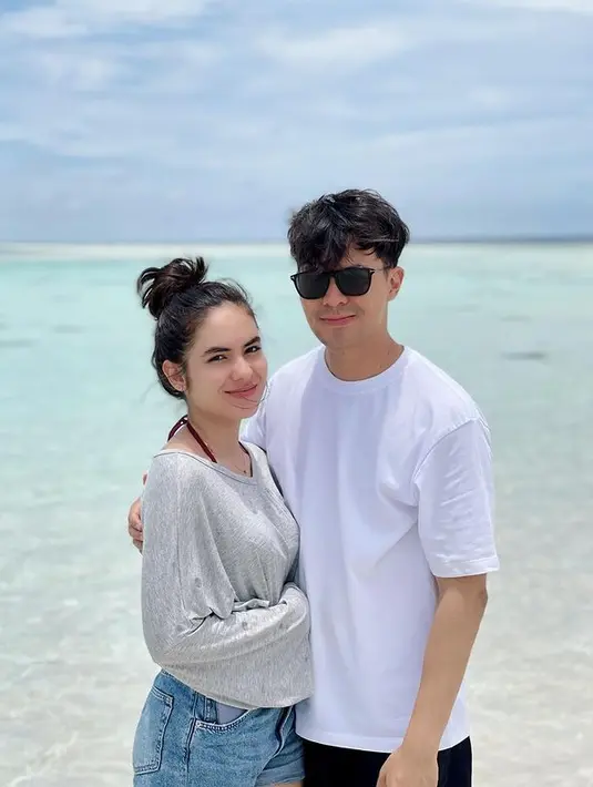 Di momen liburan lainnya, Steffi dan Fero tanpa sengaja tampil clean casual dengan nuansa putih.