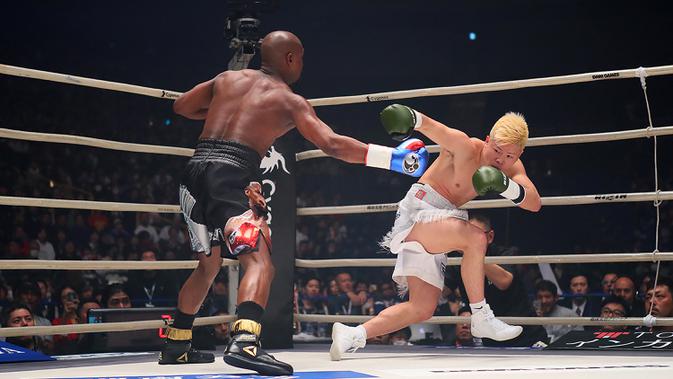 Petinju, Floyd Mayweather, menjatuhkan kickboxer, Tenshin Nasukawa, pada laga eksebisi di Saitama Super Arena, Saitama, Senin (31/1). Tanding dengan aturan tinju, Mayweather menang TKO di ronde pertama. (AFP/Toshifumi Kitamura)