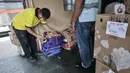 Pekerja mengemas barang sebelum dikirim via jasa ekspedisi kereta api di Jalan Bungur Raya, Senen, Jakarta, Senin (3/5/2021). Paket yang dikirimkan antara lain sepeda motor, kebutuhan rumah tangga hingga kue Lebaran. (merdeka.com/Iqbal S. Nugroho)