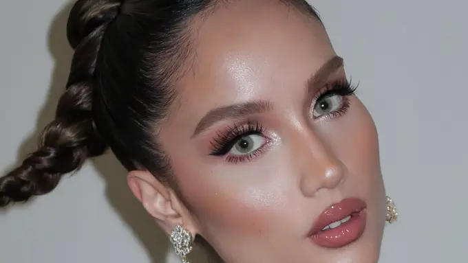 Cinta Laura Tampil Memikat dengan Glam Look Sentuhan Middle Eastern, Makeup-nya Tajam tapi Tetap Elegan