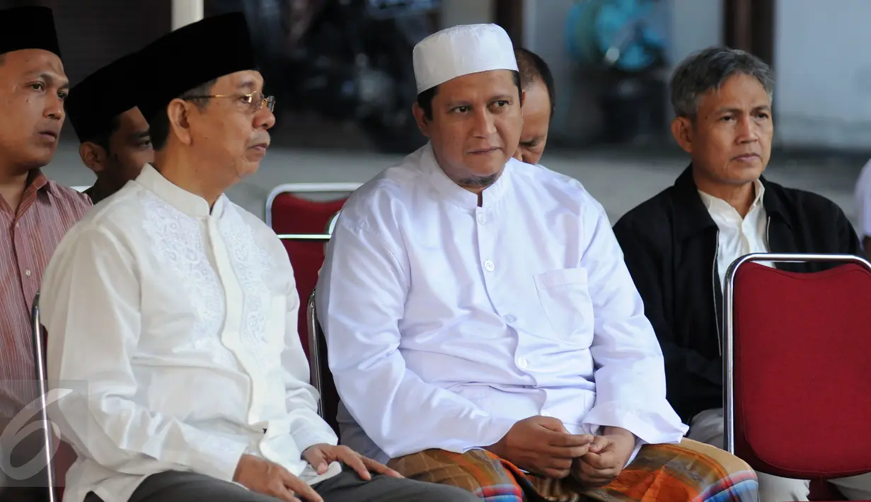 Ketua Bawaslu, Muhammad (kanan) saat melayat jenazah Ketua KPU, Husni Kamil Manik di kompleks KPU, Jakarta, Jumat (8/7). Husni Kamil Manik wafat pada Kamis (7/7) di usia 40 tahun. (Liputan6.com/Helmi Fithriansyah)