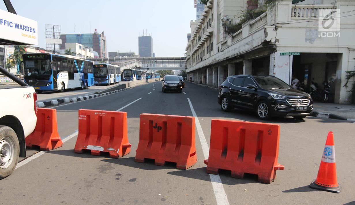 Sejumlah kendaraan melintas di kawasan Harmoni, Jakarta Pusat, Selasa (1/5). Rekayasa lalin diberlakukan di sejumlah titik aksi di Jakarta imbas dari kegiatan May Day 2018. (Liputan6.com/Arya Manggala)