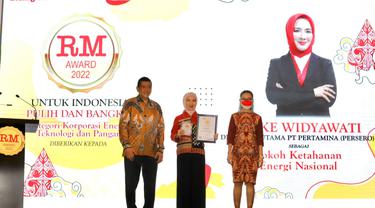 Direktur Utama PT Pertamina (Persero) Nicke Widyawati meraih penghargaan sebagai Tokoh Ketahanan Energi Nasional, dalam acara Rakyat Merdeka Award 2022.
