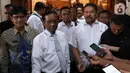 Menko Polhukam Mahfud Md dan Jaksa Agung ST Burhanuddin memberikan keterangan kepada awak media usai melakukan pertemuan tertutup di Kejaksaan Agung Jakarta, Rabu (20/11/2019). (Liputan6.com/Johan Tallo)