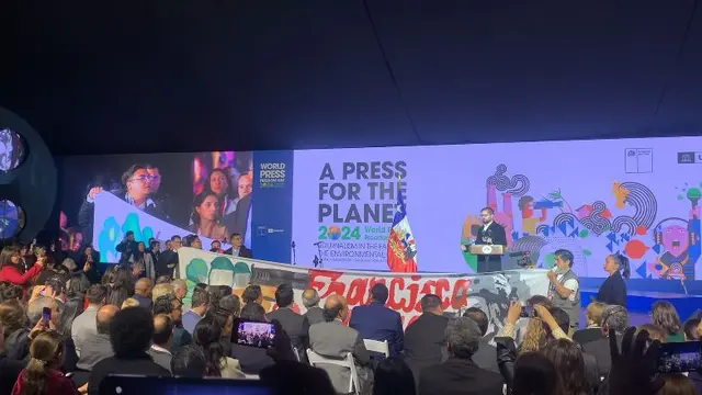 Presiden Chili Gabriel Boric mendapat interupsi dari sekelompok jurnalis lokal saat berpidato di perhelatan Konferensi Hari Kebebasan Pers Sedunia di Gabriela Mistral Cultural Center, Santiago, Chili pada Jumat (3/5/2024)
