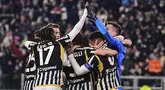 Para pemain Juventus melakukan selebrasi di lapangan usai duel pekan ke-18 Serie A 2023/2024 menjamu AS Roma di Allianz Stadium, Minggu (31/12/2023) dini hari WIB. (Marco Alpozzi/LaPresse via AP)