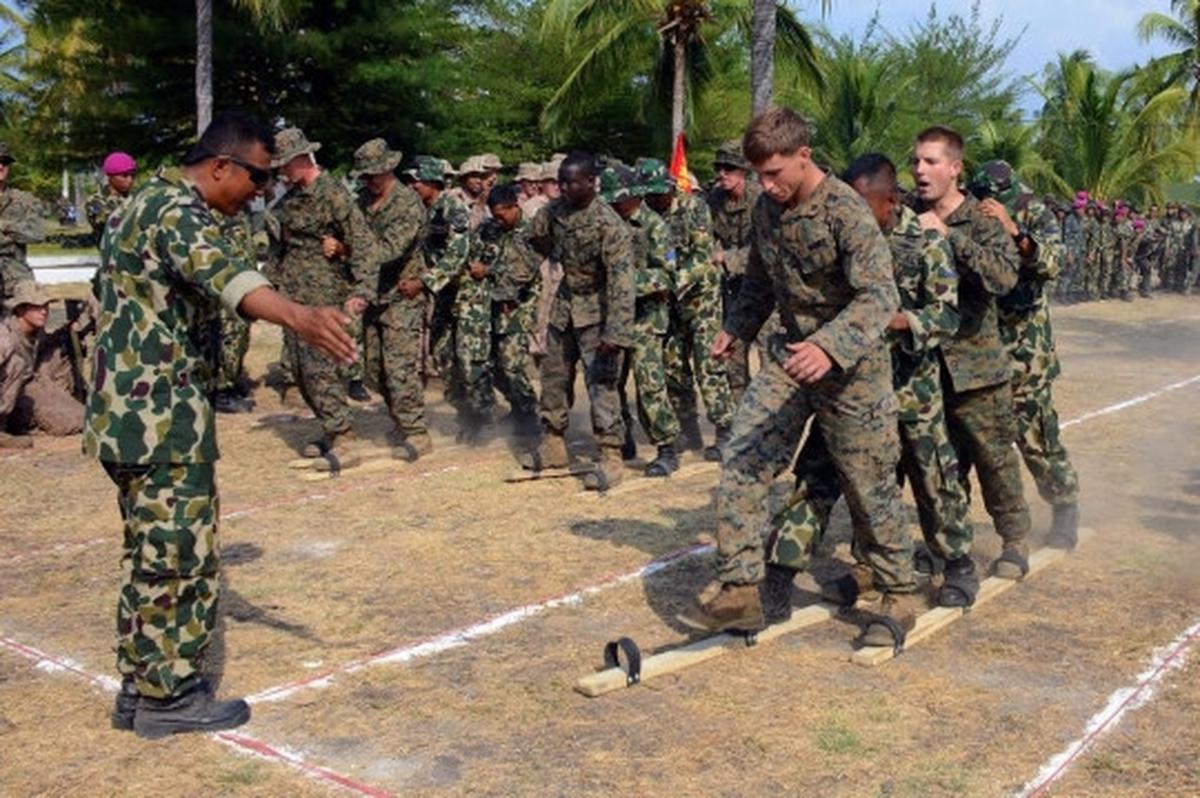 Kekompakan prajurit Marinir TNI dan Amerika lomba 17-an di Situbondo