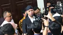 Terdakwa perkara ujaran kebencian, Ahmad Dhani menjawab pertanyaan wartawan saat menghadiri sidang lanjutan di PN Jakarta Selatan, Senin (14/5). Persidangan Dhani akan dilanjutkan untuk memeriksa bukti yang diajukan JPU. (Liputan6.com/Immanuel Antonius)