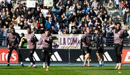 Suasana latihan terakhir Real Madrid pada 2025 di Valdebebas. Tampak para suporter hadir untuk menyaksikan para pemain andalannya berlatih sebelum momen pergantian tahun. (Twitter/@RealMadridEn)