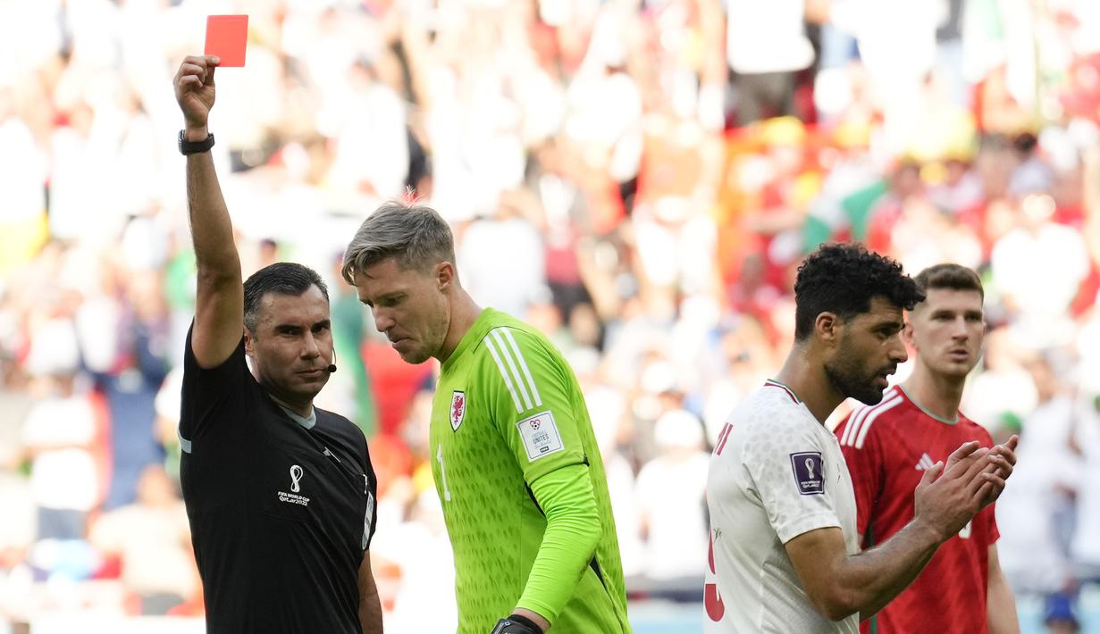 Laga Wales vs Iran pada matchday kedua Grup B, Jumat (25/11/2022) diwarnai dengan kartu merah pertama di Piala Dunia 2022. (AP/Francisco Seco)
