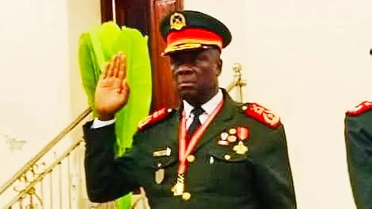 Foto yang diambil dari video TGB Guinea-Bissau ini menunjukkan pemimpin junta baru, Jenderal Horta Inta-A, sedang mengucapkan sumpah jabatan di Bissau, Guinea-Bissau, pada Kamis (27/11/2025).