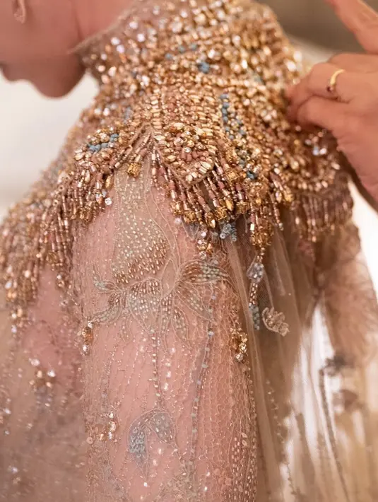 Pesona detail busana yang dikenakan begitu memikat. [Foto: Instagram/ The Bridestory]