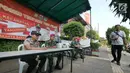 Petugas sedang berjaga di pusat perbelanjaan di kawasan glodok, Jakarta, Selasa (21/5/2019). Penjagaan berkaitan dengan rencana massa yang akan menggelar aksi unjuk rasa pada 22 Mei 2019 usai pengumanan hasil Pemilu KPU. (Liputan6.com/Herman Zakharia)