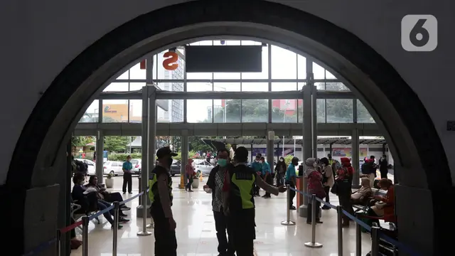 Jelang Libur Imlek, Penumpang KA Jarak Jauh di Stasiun Pasar Senen Alami Peningkatan