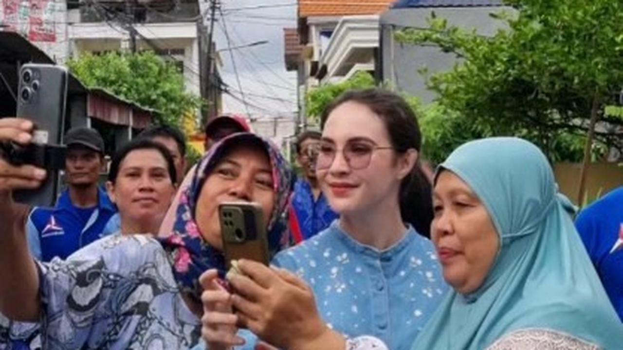 Dijuluki Sebagai Salah Satu Pejabat Tercantik, Potret Arumi Bachsin yang Kerap Diserbu Warga Untuk Foto Bersama