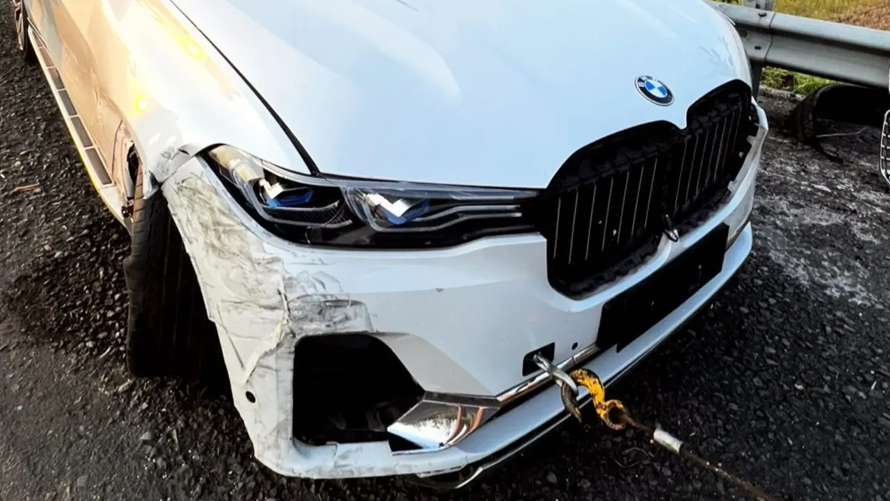 Jordi Onsu Alami Kecelakaan di Tol Gara-Gara Pecah Ban, Mobil Hilang Kendali hingga Hantam Pembatas