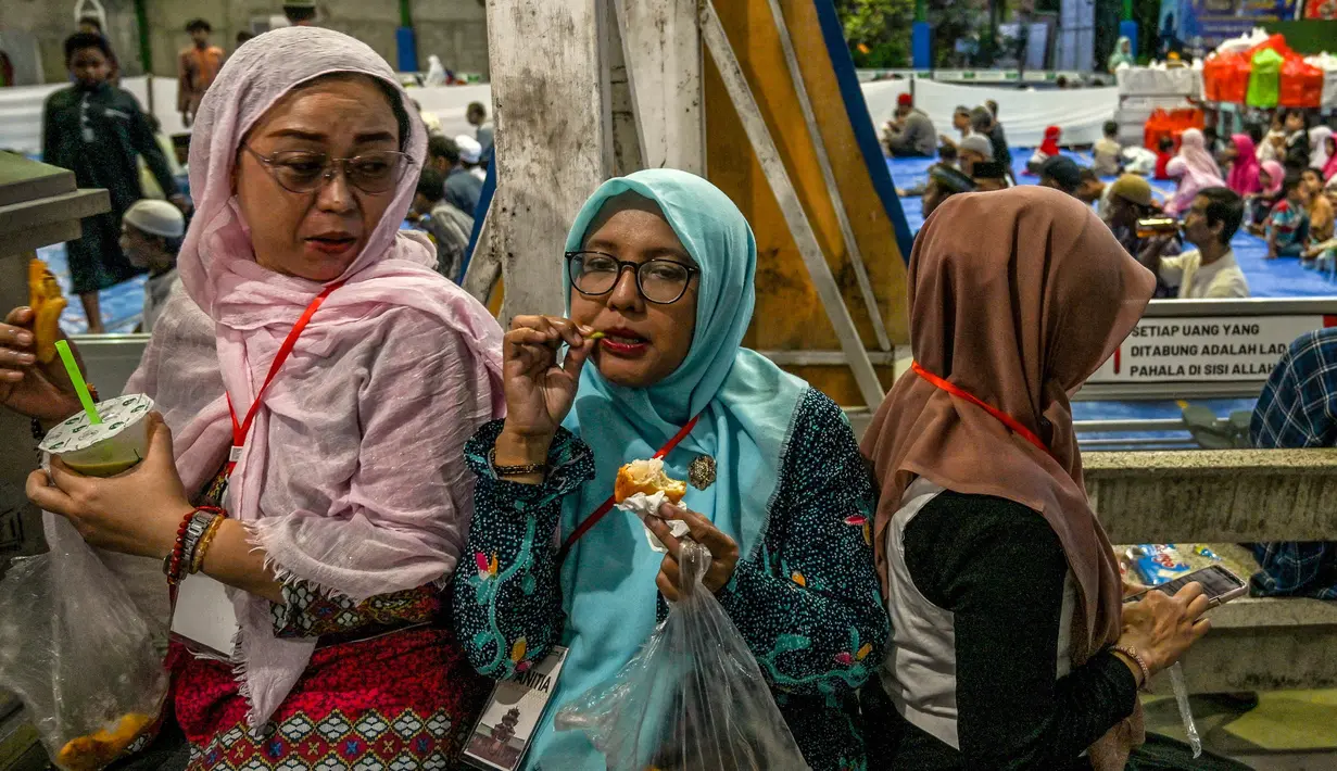 Di Masjid Muhammad Cheng Hoo Surabaya, umat Muslim bisa menikmati waktu berbuka puasa sambil menikmati keindahan arsitektur bangunan khas Tionghoa. (Juni KRISWANTO/AFP)
