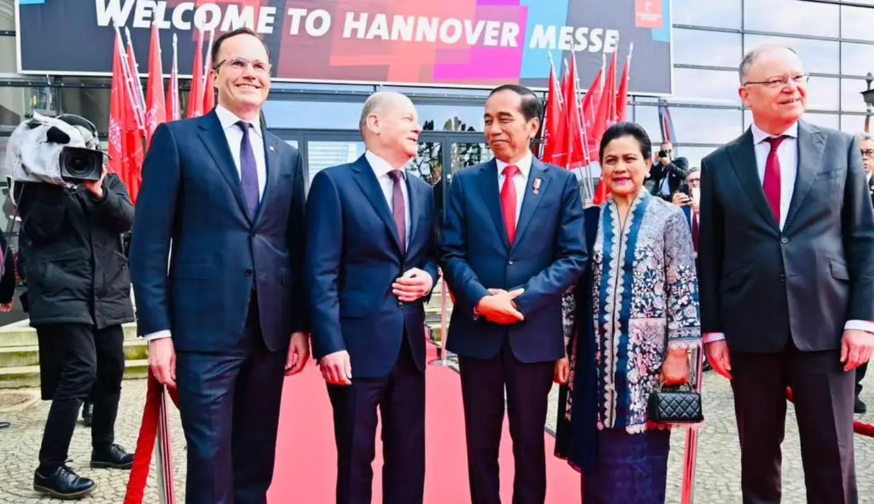 Momen lainnya Ibu Iriana terlihat mendampingi Bapak Presiden dengan gaya fashionable mengenakan kebaya. Kebaya biru bermotif floral yang cantik, dipadu dengan kain batik biru yang senada. Mana gaya Ibu Iriana yang paling jadi favoritmu, Sahabat FIMELA? [Foto: Instagram/jokowi]