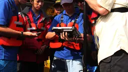 Tim investigator Komite Nasional Keselamatan Transfortasi (KNKT) mencari sinyal ping Cokpit Voice Recorder (CVR) Lion Air JT 610 di perairan Karawang, Jawa Barat, Jumat (2/11). CVR merupakan bagian dari black box. (Merdeka.com/Imam Buhori)