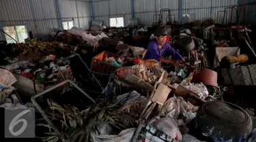 Pekerja memilah sampah di Tempat Penglolahan Sampah Terpadu (TPST) Modern di Jalan Galur Sari,  Jakarta (6/11). Puluhan gerobak sampah tertahan akibat belum normalnya pengiriman sampah ke TPST Bantar Gebang. (Liputan6.com/Faizal Fanani)