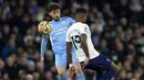 Gelandang Manchester City Bernardo Silva berebut bola dengan gelandang Tottenham Hotspur Ryan Sessegnon pada pekan ke-26 Liga Inggris di Etihad stadium, Minggu (20/2/2022) dinihari WIB. Manchester City takluk 2-3 dari tim tamu, Tottenham Hotspur.  (AP Photo/Jon Super)