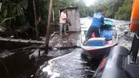 Banyak perahu kayu bermotor membawa penumpang dan kendaraan yang melebihi kapasitas, sehingga terjadi kecelakaan di sungai wilayah Kalimantan Tengah. (Liputan6.com/Rajana K)