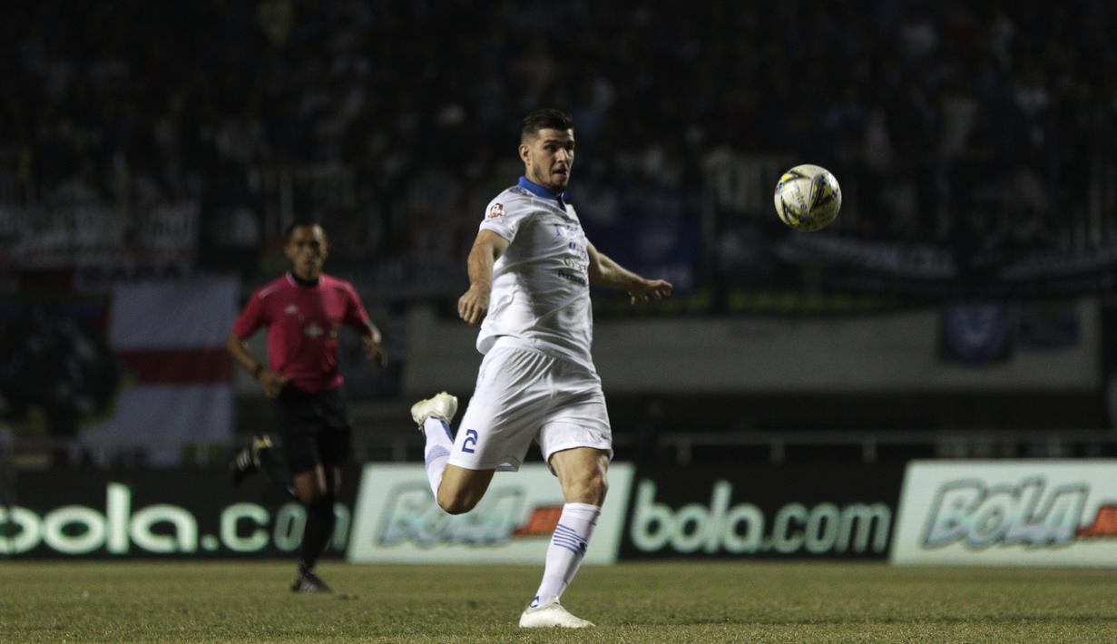 1. Nick Kuipers (Persib Bandung) - Kontribusi Nick Kuipers begitu besar dalam membawa Persib ke puncak klasemen sementara Shopee Liga 1 2020. Kuipers selalu bermain pada tiga pertandingan Persib di musim ini. (Bola.com/Yoppy Renato)