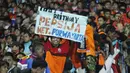 Meskipun kalah 0-1 namun tidak menyurutkan semangat The Jakmania mendukung Persija saat berlaga melawan Arema Cronus di Stadion Kanjuruhan, Malang, Sabtu (28/11/2015). (Bola.com/Robby Firly) 