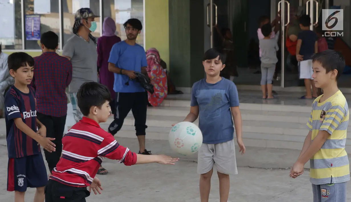 Anak-anak pencari suaka bermain bola voli di halaman bekas Markas Kodim di Kalideres, Jakarta, Selasa (16/7/2019). Sejak Kamis (11/7) para pencari suaka dipindahkan dari di pinggir jalan dan trotoar di kawasan Kebon Sirih ke bekas Markas Kodim di Kalideres . (Liputan6.com/Helmi Fithriansyah)