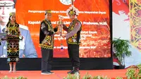 Kapolri Jenderal Listyo Sigit Prabowo menerima anugerah sebagai Warga Kehormatan Utama Masyarakat Adat Dayak dari Majelis Adat Dayak Nasional, Sabtu (15/10/2022). (Ist)